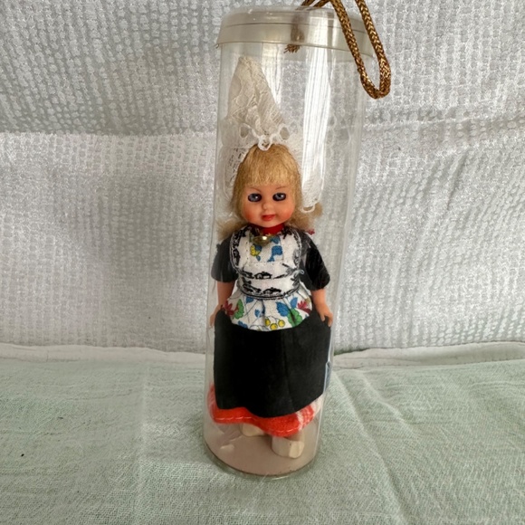 Vintage Dutch souvenir doll/ figurine, 5” tall - Picture 5 of 5